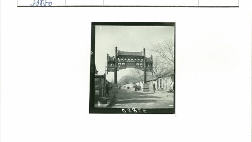 中国传统牌坊街景.jpg
