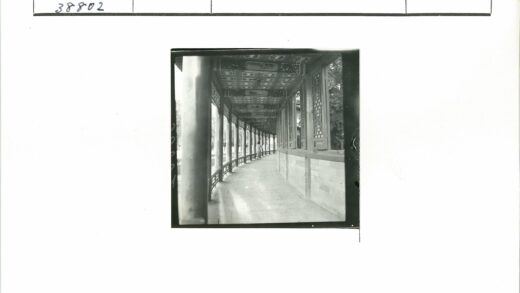 中国传统走廊与自然景观.jpg