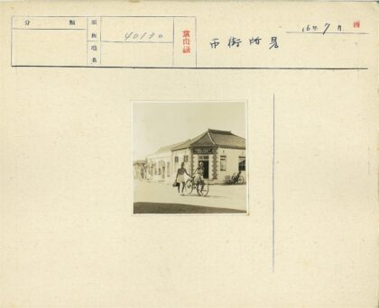 中国工艺品街景中的女性骑行.jpg