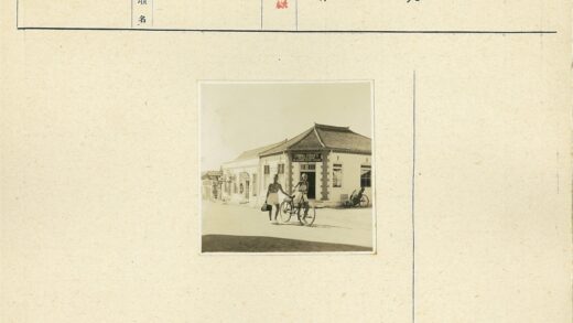 中国工艺品街景中的女性骑行.jpg