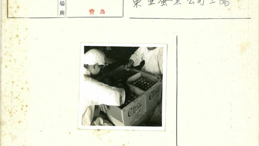中国科研人员处理实验样本.jpg