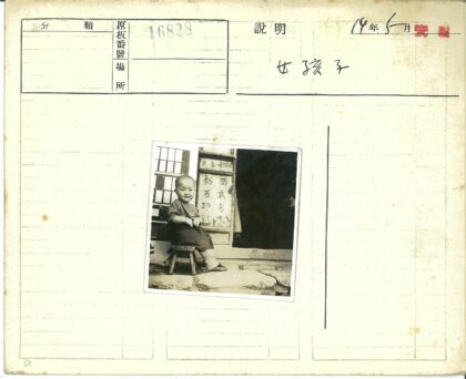 中国老建筑门前的小孩.jpg