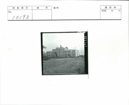 中央塔楼与两翼建筑全景.jpg