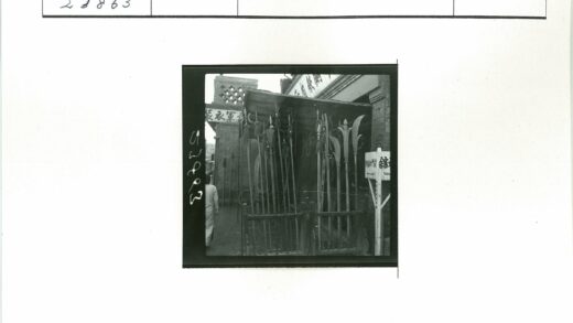 中式建筑外陈列长柄武器街景.jpg