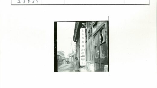 中文招牌街景人物背影.jpg