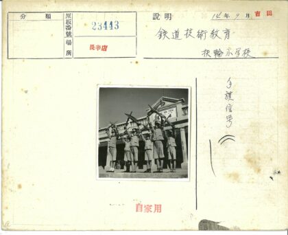 中新天建筑前制服儿童持木枪.jpg