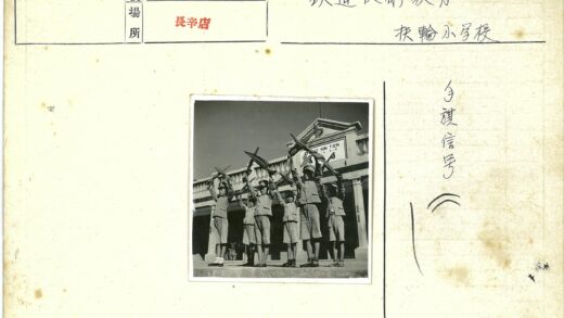 中新天建筑前制服儿童持木枪.jpg