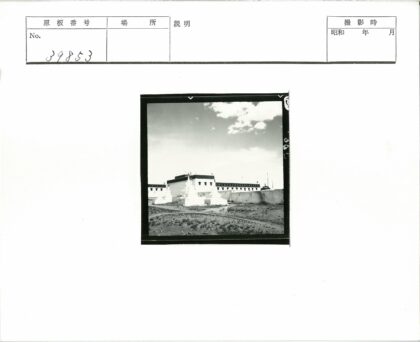 乌云下的白色堡垒建筑.jpg