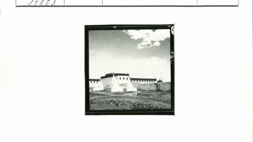 乌云下的白色堡垒建筑.jpg