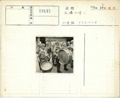 乐队男孩在装饰建筑前演奏.jpg