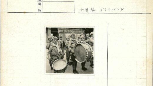 乐队男孩在装饰建筑前演奏.jpg