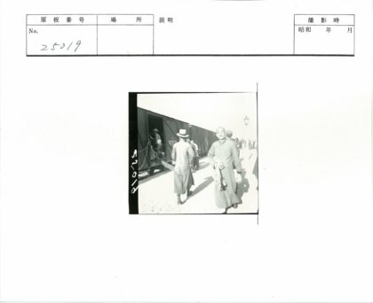 乘客登火车男子前行.jpg