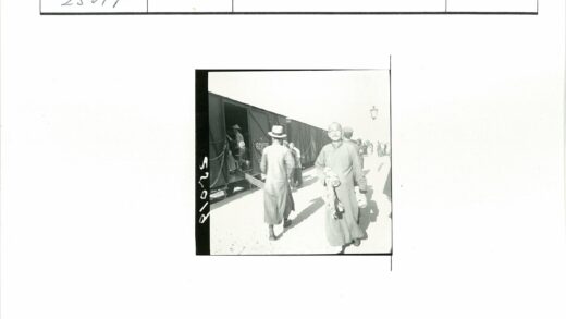 乘客登火车男子前行.jpg