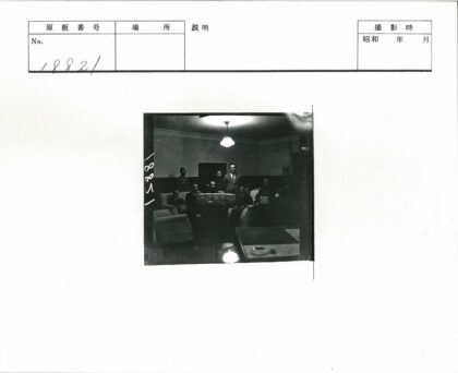 九人围桌聚会复古装饰房间.jpg