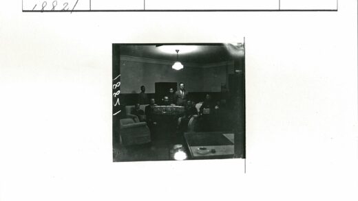 九人围桌聚会复古装饰房间.jpg
