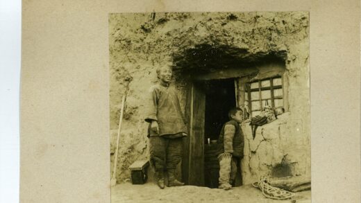 乡村住宅门前亲子时光.jpg