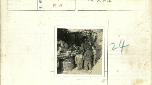 乡村儿童与妇女户外互动场景.jpg