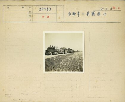 乡村公路上的卡车与公共汽车.jpg