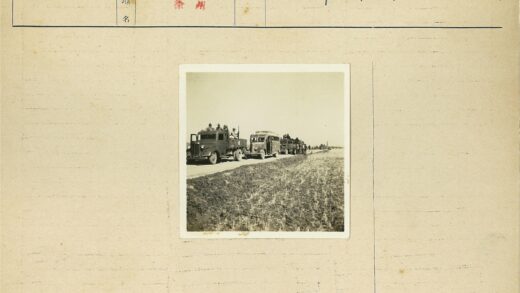 乡村公路上的卡车与公共汽车.jpg