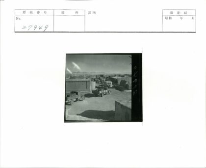 乡村卡车与土坯房山景.jpg