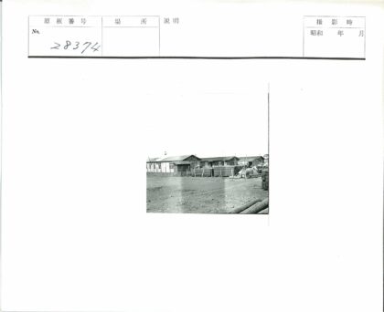 乡村台阶独坐原木旁.jpg