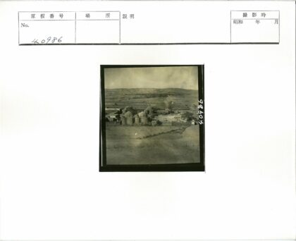 乡村圆形建筑群与山丘景观.jpg