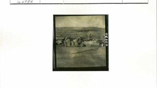 乡村圆形建筑群与山丘景观.jpg