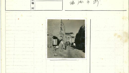 乡村土路与书墙大门风景.jpg
