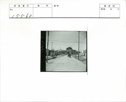 乡村土路与特色建筑旧景.jpg