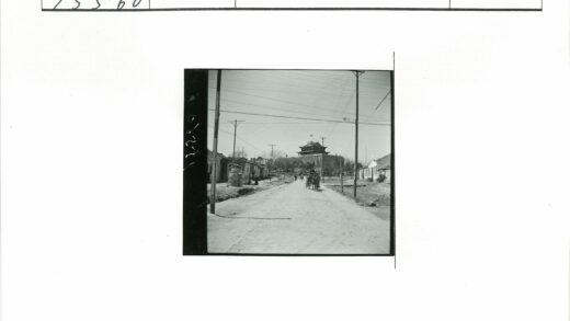 乡村土路与特色建筑旧景.jpg