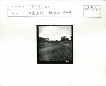 乡村土路与行人风景.jpg