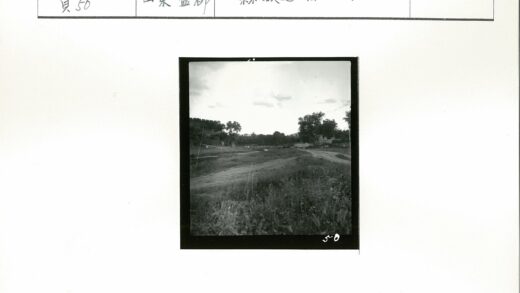 乡村土路与行人风景.jpg