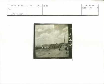 乡村土路与远山风景.jpg