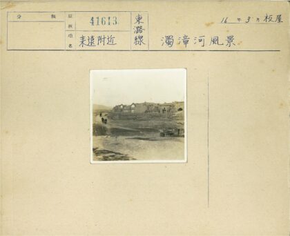 乡村土路与马车行人.jpg