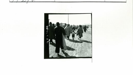 乡村土路人群行走景象.jpg