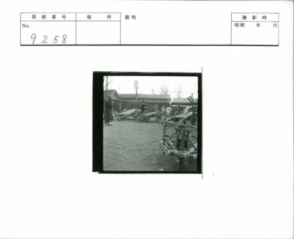 乡村土路木车与行人.jpg