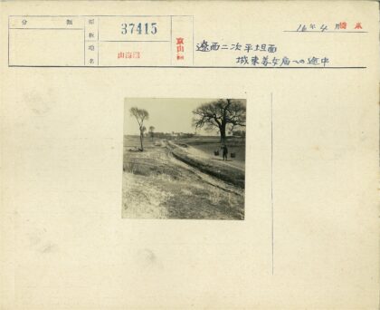 乡村土路背篮行人.jpg