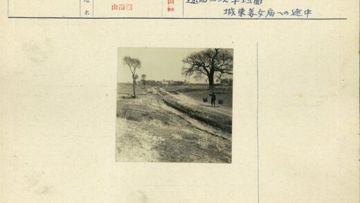 乡村土路背篮行人.jpg