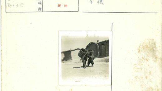 乡村土路背篮行人.jpg