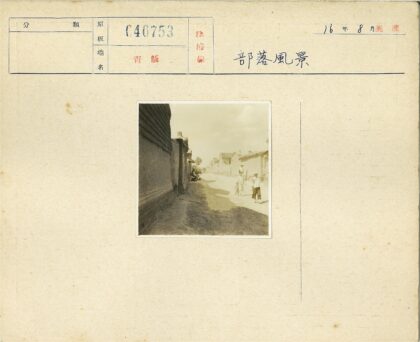 乡村土路茅草屋街景.jpg
