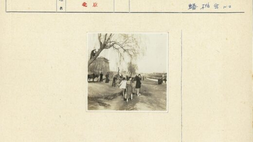 乡村土路行人马车与树塔风景.jpg