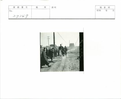 乡村土路骑驴行人街景.jpg