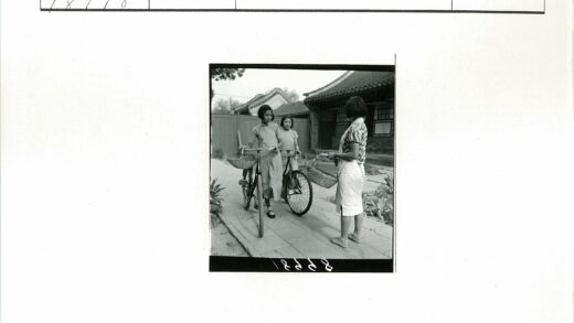 乡村妇女与自行车篮交谈.jpg