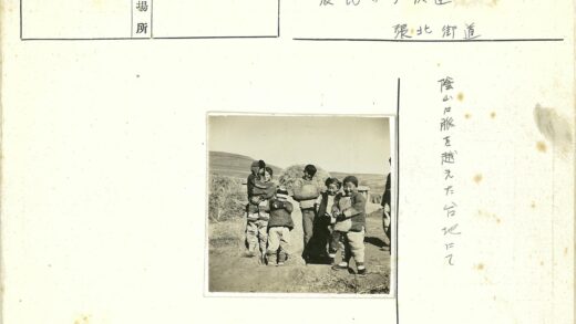 乡村孩童与干草堆山丘.jpg