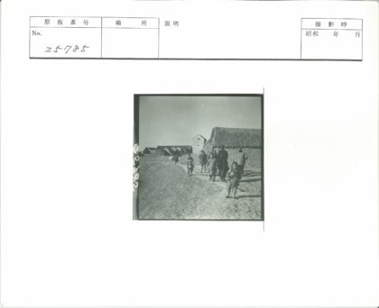 乡村孩童与成人土路行走.jpg