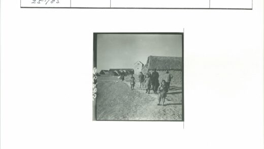 乡村孩童与成人土路行走.jpg