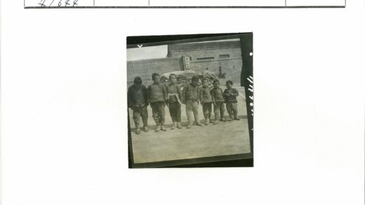 乡村孩童排排站砖房前.jpg