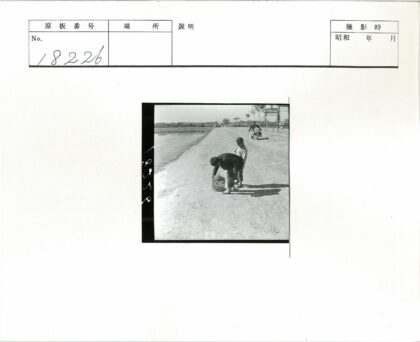 乡村孩童河边检查笼子.jpg