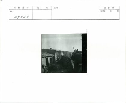 乡村小巷人群与烟雾.jpg