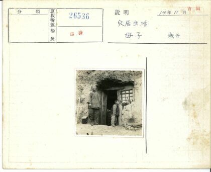 乡村建筑入口人物与木箱.jpg
